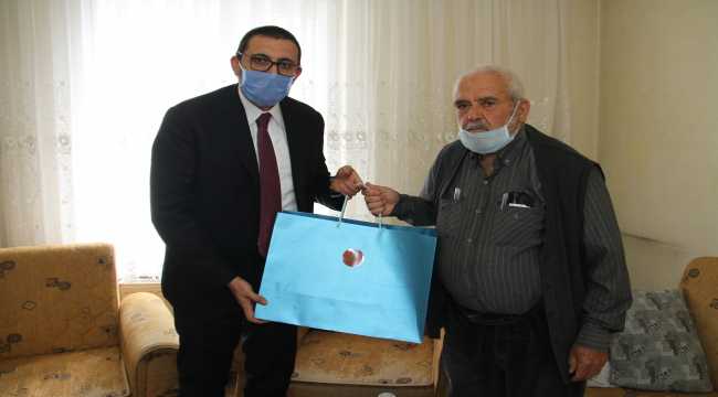 Cumhurbaşkanı Erdoğan'dan cuma namazı için stada giremeyen Konyalı dedeye seccade hediyesi