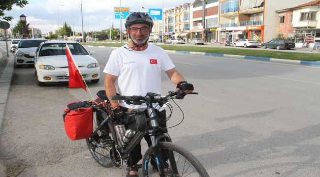 Dostlarına vefa için çıktığı turda bisikletiyle pedal çeviriyor