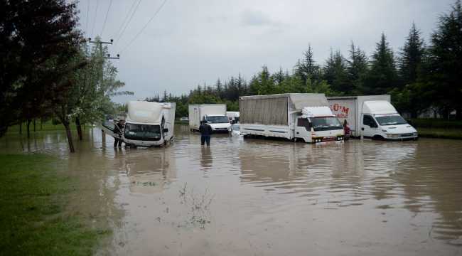 Eskişehir'de yağan sağanakta araçlar mahsur kaldı