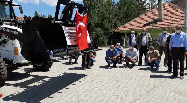Gemerek'te köylülerin imkanıyla alınan kepçe kurban kesilerek hizmete girdi 