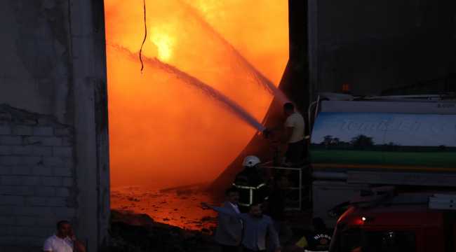Niğde'de tekstil fabrikasının deposunda çıkan yangın söndürüldü
