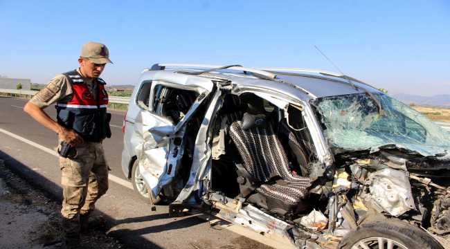 Hatay'da hafif ticari aracın bariyerlere çarpması sonucu 3 kişi yaralandı 