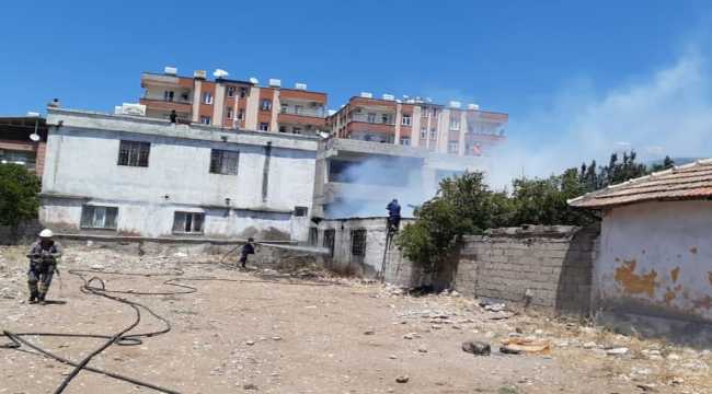 Hatay’da tek katlı ev yanarak kullanılamaz hale geldi 