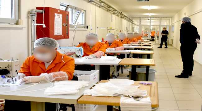 Kayseri'de hükümlü ve tutuklular 3 milyon maske üretti