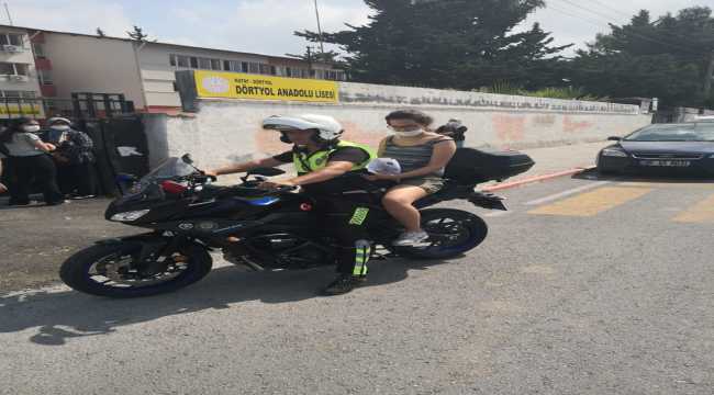 Kimliğini kaybeden öğrenci polisin yardımıyla YKS'ye yetişti
