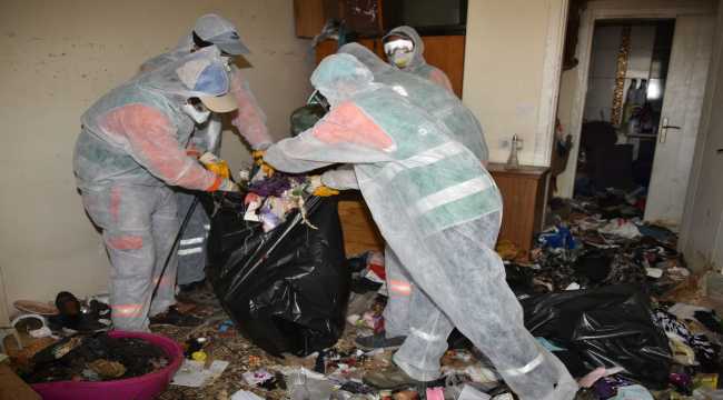 Konya'da bir evden 4 kamyon çöp çıktı