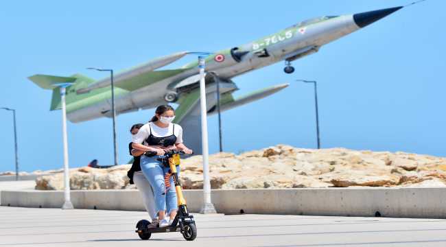 Mersin'de 18 yaş altı çocuklar güneşli havanın tadını çıkardı