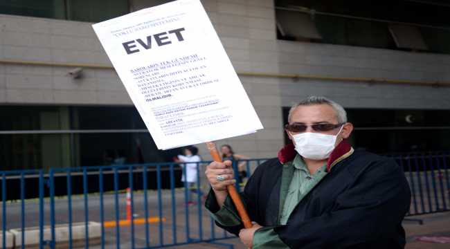 Mersin'de barolarla ilgili düzenlemeye destek için tek kişilik eylem