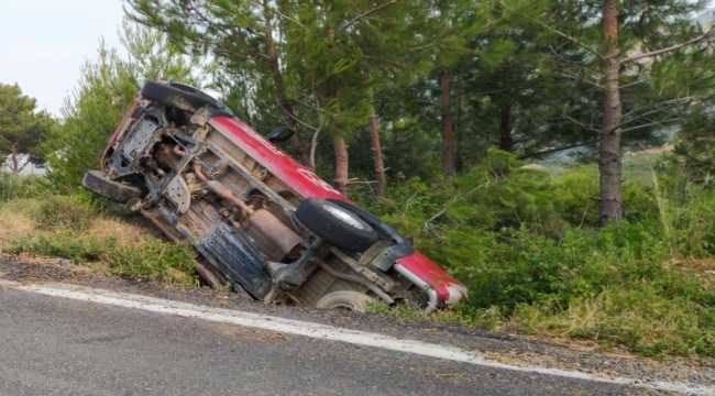 Mersin'de itfaiye aracı kaza yaptı 