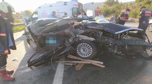 Mersin'de otomobil tıra çarptı: 3 ölü, 1 yaralı