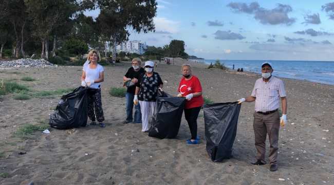 Mersin'de vatandaşlar belediye çalışanlarıyla sahili temizledi