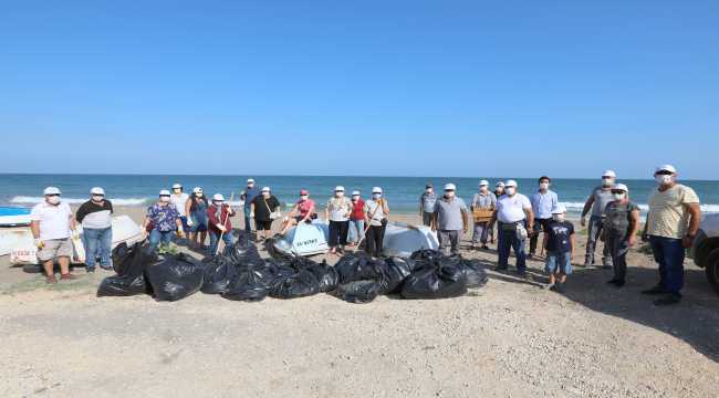 Mersin'de vatandaşlar belediye personeliyle sahilde temizlik yaptı