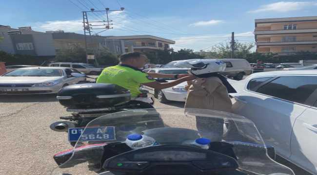 Motosikletli trafik polisleri, araçlarıyla yolda kalan kız kardeşleri sınava yetiştirdi