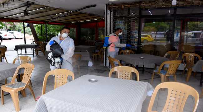 Muratpaşa'da yeniden açılan iş yerleri dezenfekte ediliyor
