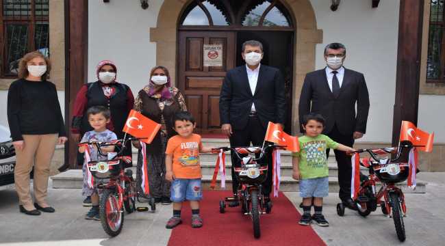 Nallıhan Belediye Başkanı İsmail Öntaş, üçüzlere bisiklet hediye etti