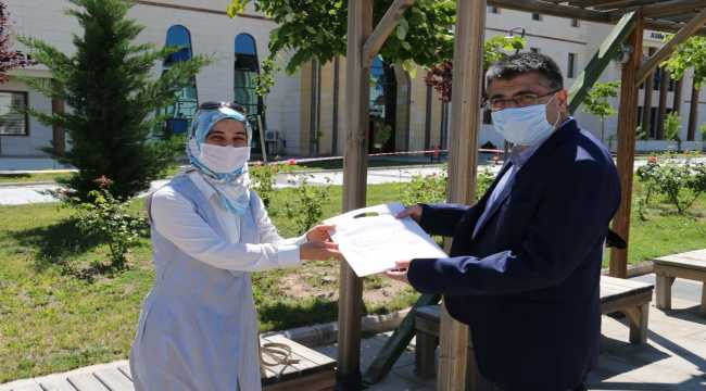 YKS'de çocuklarını bekleyen aileleri ziyaret etti