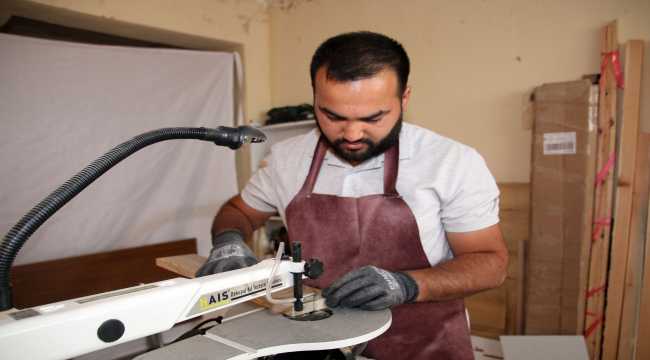 Öğrencileri için oyuncak ve kitap rafı üretiyor