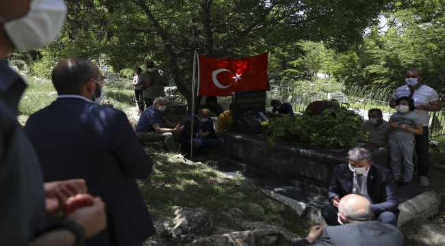 Şair ve yazar Abdürrahim Karakoç, vefatının 8. yılında kabri başında anıldı