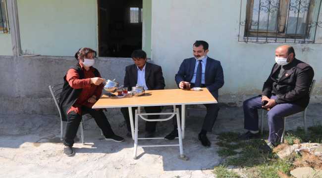 Sivas'ta 57 yıldır erkek kıyafeti giyen yaşlı kadına buzdolabı hediye edildi 