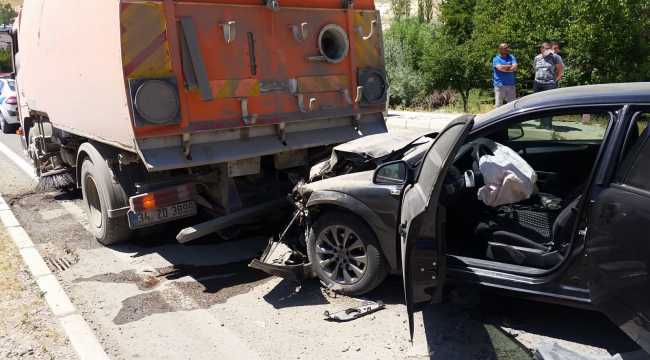 Kamyona çarpan otomobilin sürücüsü yaralandı
