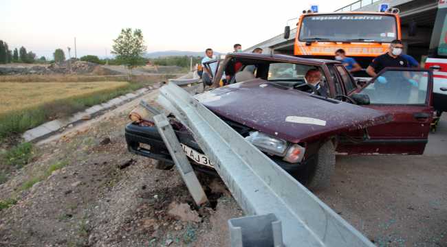 Otomobil bariyerlere çarptı: 1 ölü, 2 yaralı