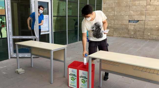 YKS'ye giren öğrenciler kalem ve silgilerini bağışladı