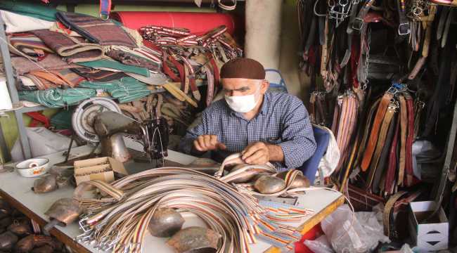 79 yaşındaki saraç ustası çalışma azmiyle yıllara meydan okuyor