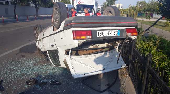 Adana'da devrilen otomobilin sürücüsü ağır yaralandı
