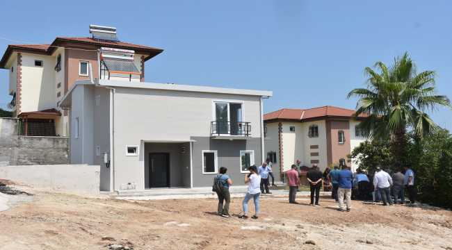 Adana'da evi yıkılan aileye yeni ev yapıldı
