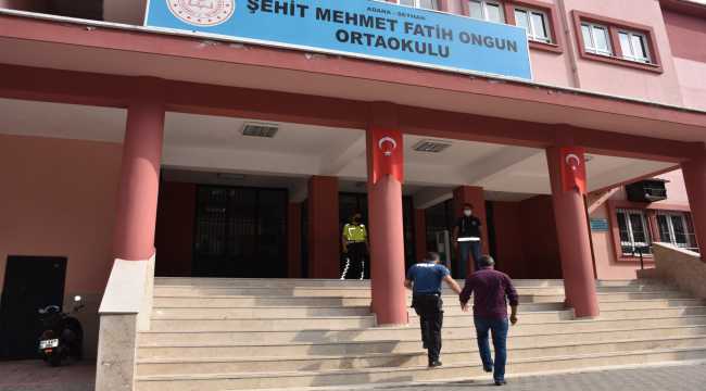 Adana'da görme engelli genci sınava polis ekipleri yetiştirdi
