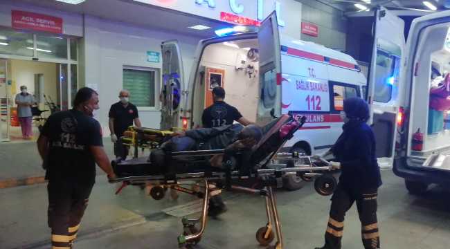 Adana'da otomobil şarampole devrildi: 2 yaralı