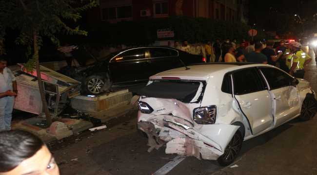 Otomobil ışıkta bekleyen araçlara çarptı: 2 yaralı