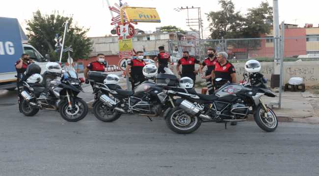 Adana'da polisten kaçan sürücünün yola attığı poşetten uyuşturucu çıktı