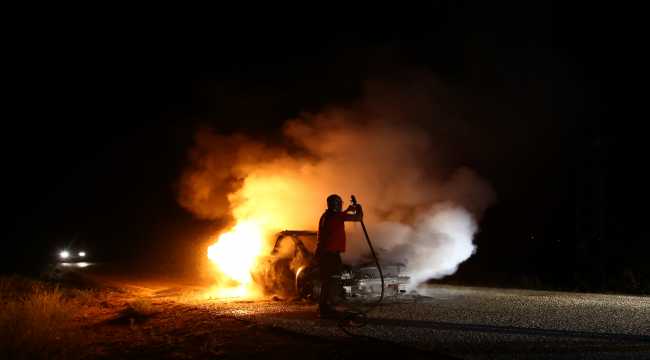 Adana'da seyir halindeki otomobil yandı