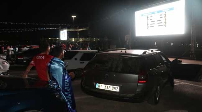 Adana Demirspor taraftarı, Bursaspor maçını arabada ve açık havada izledi