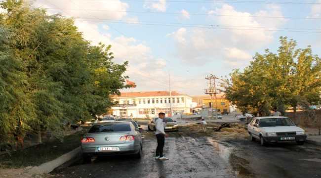 Elektrik tellerine değen saman yüklü kamyon yandı