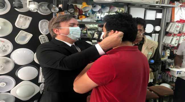 Aksaray Valisi Hamza Aydoğdu maske dağıttı