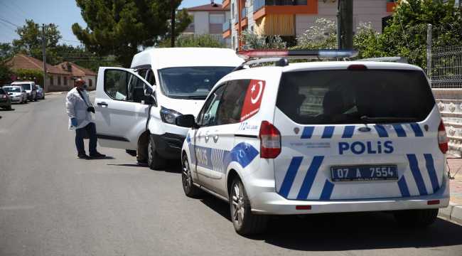 Evinde başından silahla vurulmuş halde ölü bulundu