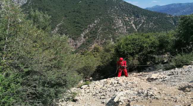 Antalya'da dağlık alanda ayağı kırılan kişi kurtarıldı