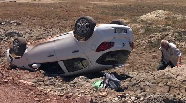 Antalya'da devrilen otomobildeki çift hafif yaralandı