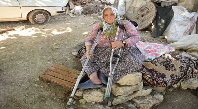 Antalya'da evi yanan kadın köpeğinin kurtulmasına sevindi