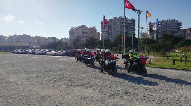 Antalya'da polis ekipleri, şehitler anısına konvoy düzenledi