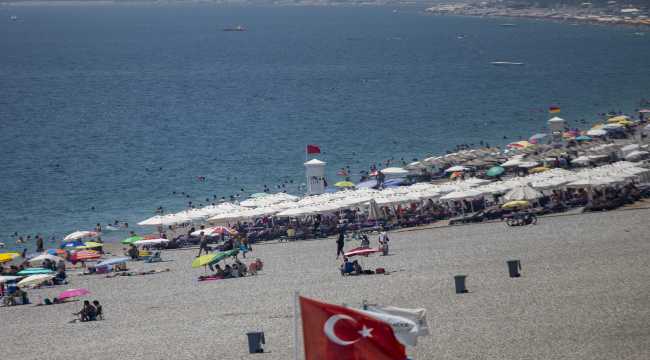 Antalya'da sıcak hava ve yüksek nemden bunalanlar plajlarda serinledi