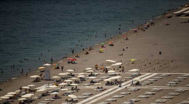 Antalya'da sıcak hava ve yüksek nemden bunalanlar sahillerde yoğunluk oluşturdu