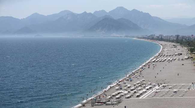 Antalya'da sıcak havadan bunalanlar sahillerde serinlemeye çalıştı
