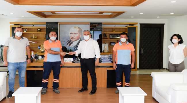 Antalya'da temizlik işçileri buldukları içi mücevher olan kutuyu belediye başkanına teslim etti 