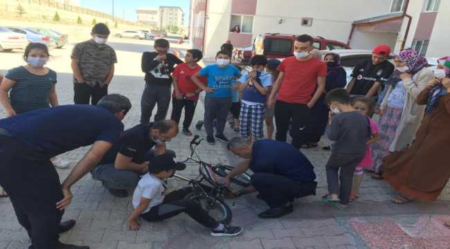 Ayağı bisiklete sıkışan çocuğa itfaiye yardım etti 