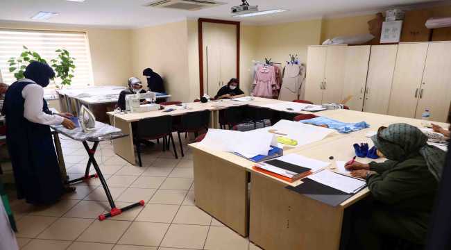 Bağcılar'da kadın kursiyerler maske üretiyor