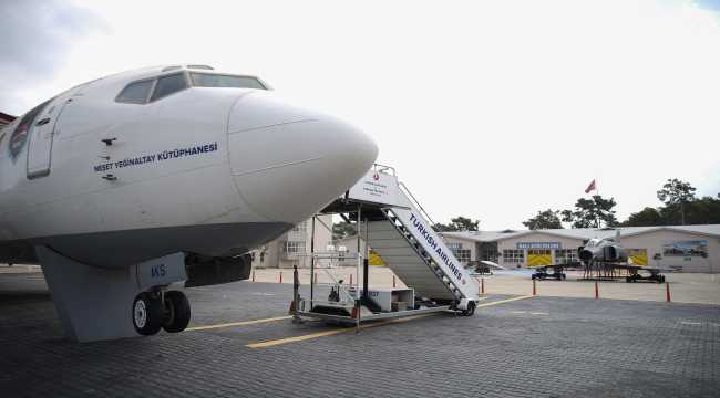 Bahçesinde yolcu ve savaş uçağı olan okul