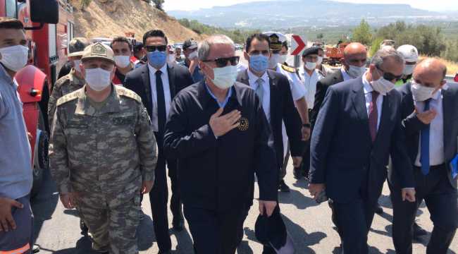 Bakan Akar, askerleri taşıyan otobüsün kaza yaptığı bölgede incelemede bulunuyor